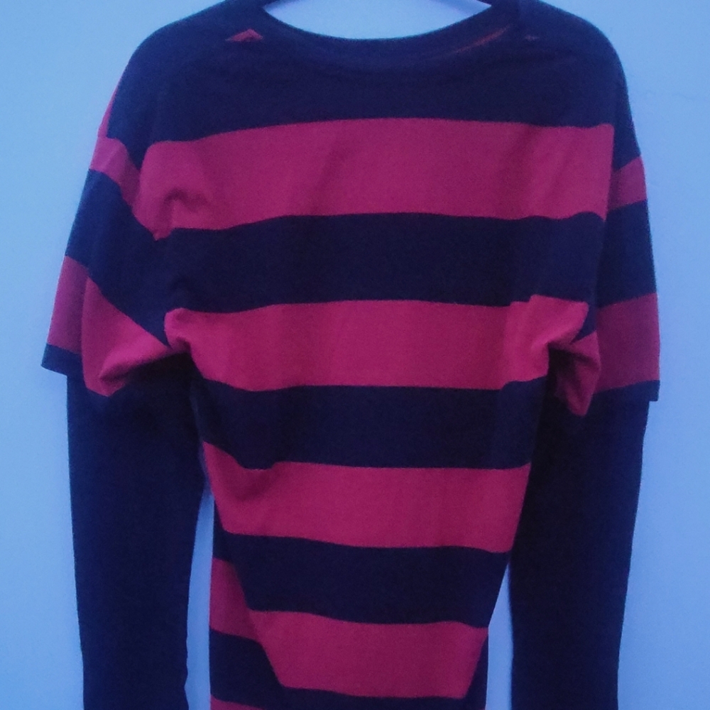 Hot topic long sleeve shirt size medium black and red